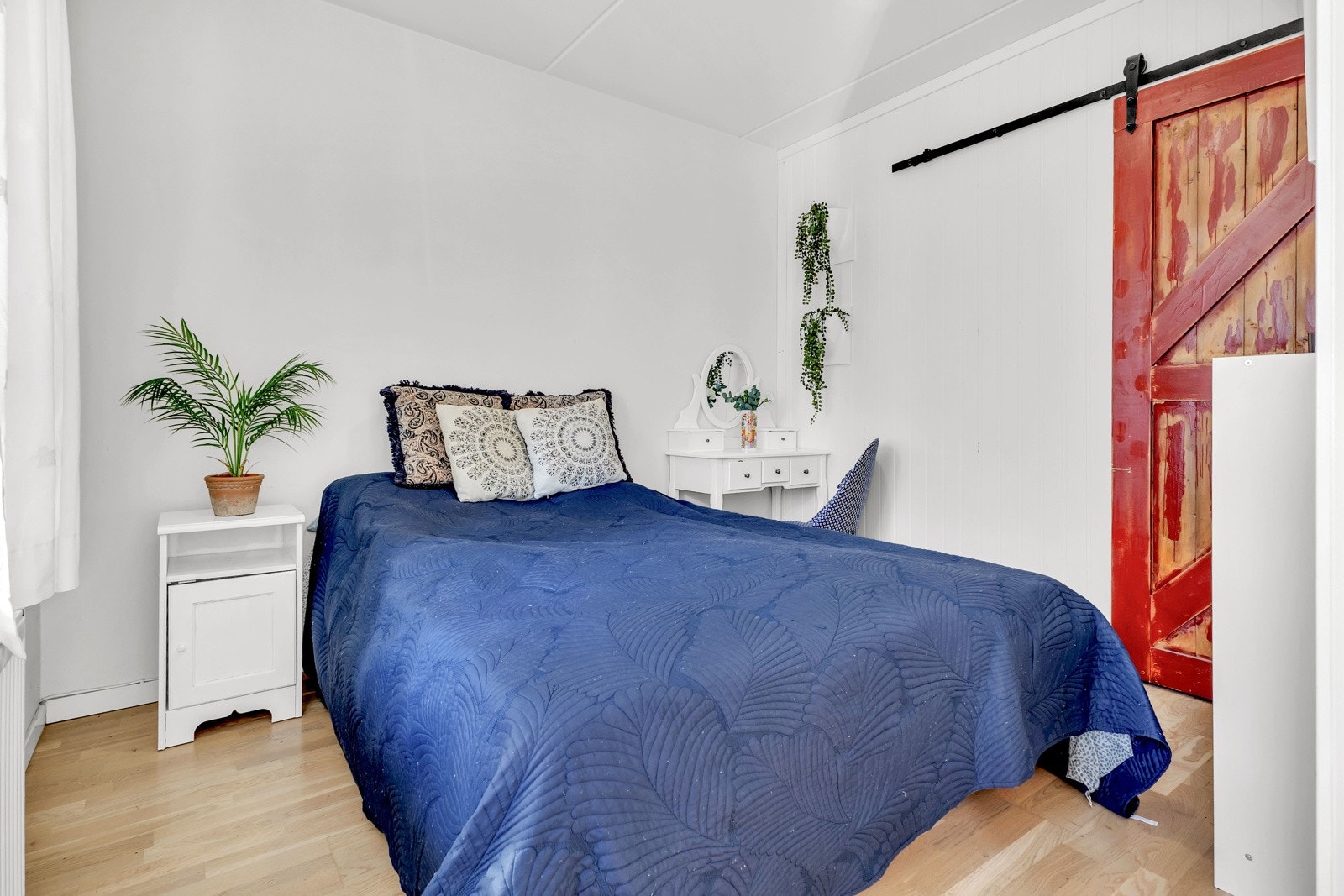 Hovedsoverommet er av god størrelse med store vindusflater som slipper inn rikelig med naturlig lys inn. Galleribilde