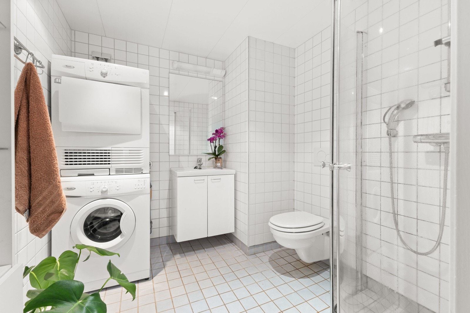 Badet er helfliset, lyst og fremstår som et godt sted å starte dagen. Galleribilde