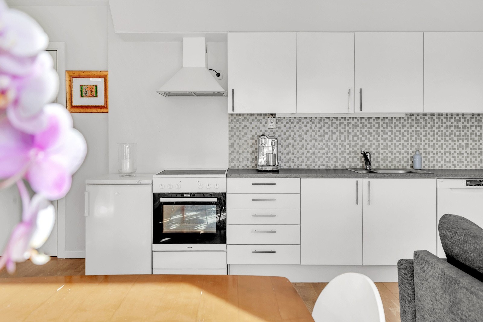 Det er godt med skap- og benkeplass for oppbevaring og for å lage mat. Galleribilde