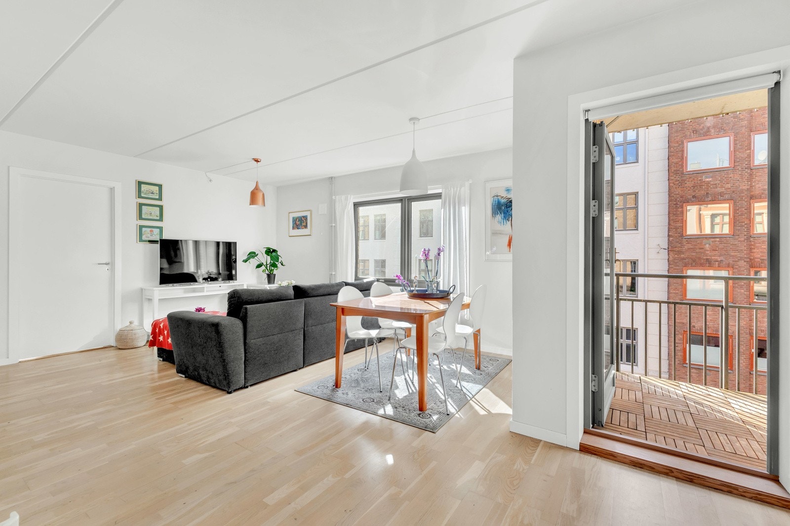 Stuen og kjøkkenet ligger i en sosial åpen løsning, dette gjør det enkelt å underholde gjester mens man lager mat. Galleribilde