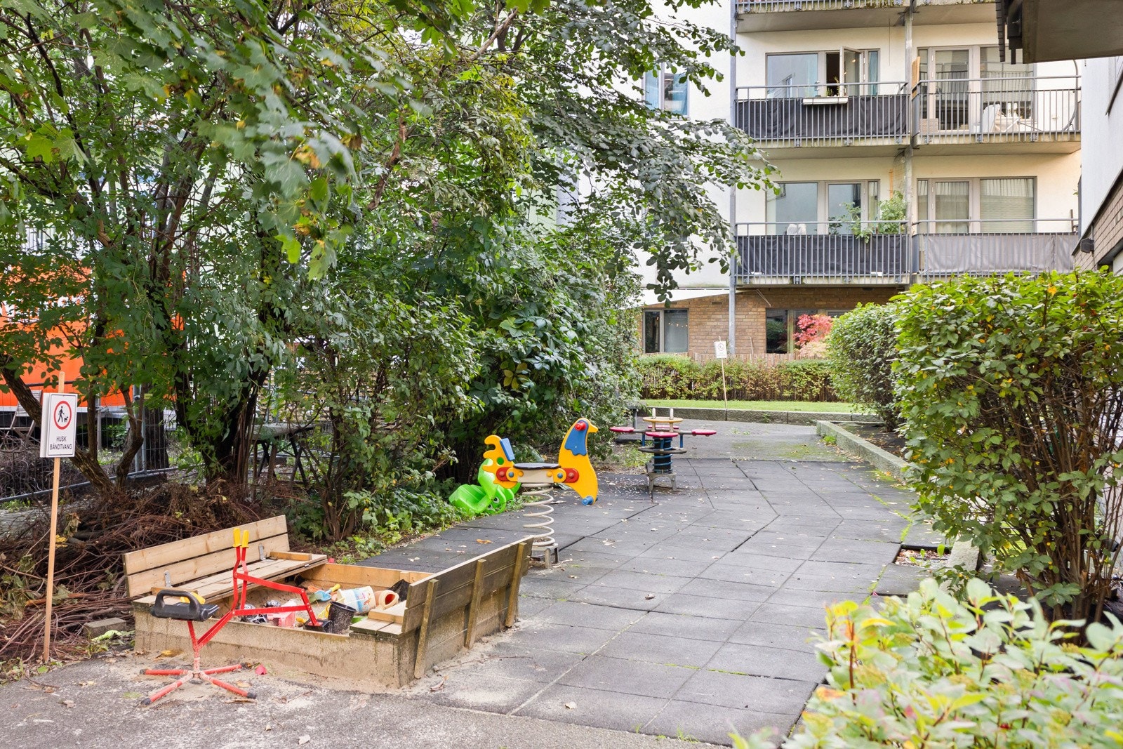 Borettslaget har flott opparbeidet fellesarealer for store og små. Galleribilde