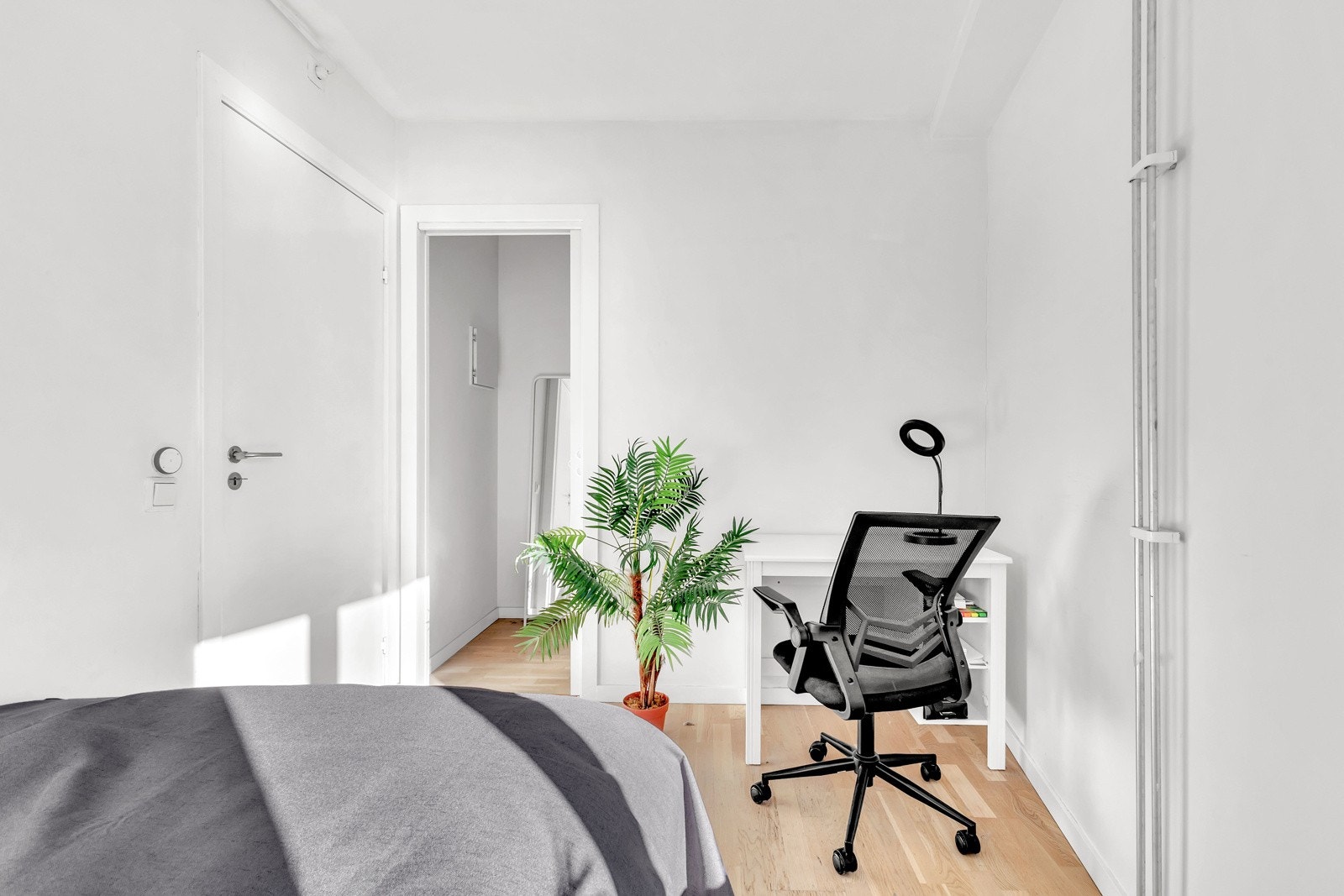 Her har du god plass til seng, nattbord og skrivepult. Galleribilde