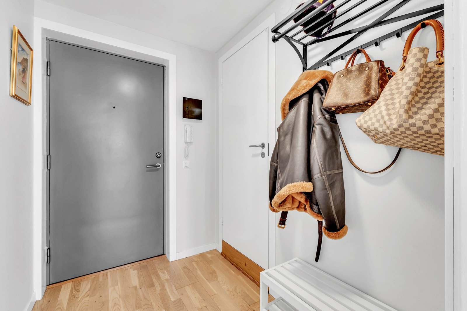 Velkommen inn! Leiligheten er beliggende i 4.etasje, og har adkomst via heis eller trappeoppgang. Galleribilde