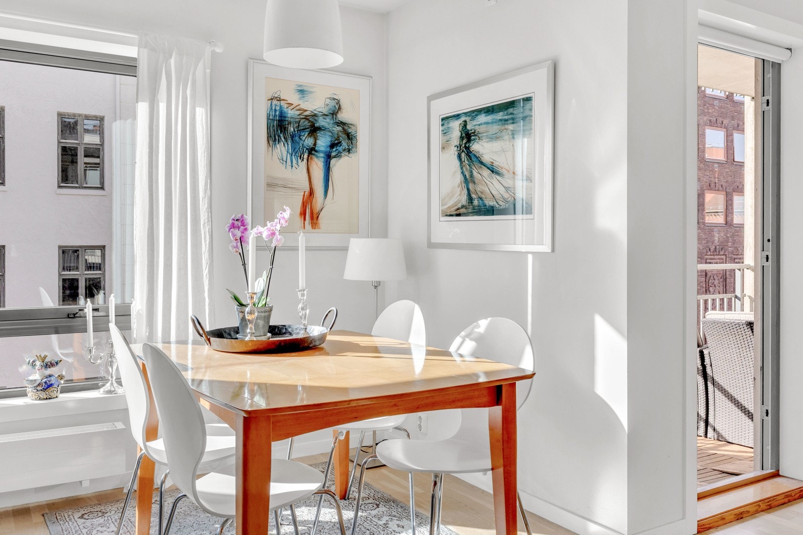 Her har du god plass til både sofa-/sittegruppe og spisebord. Galleribilde