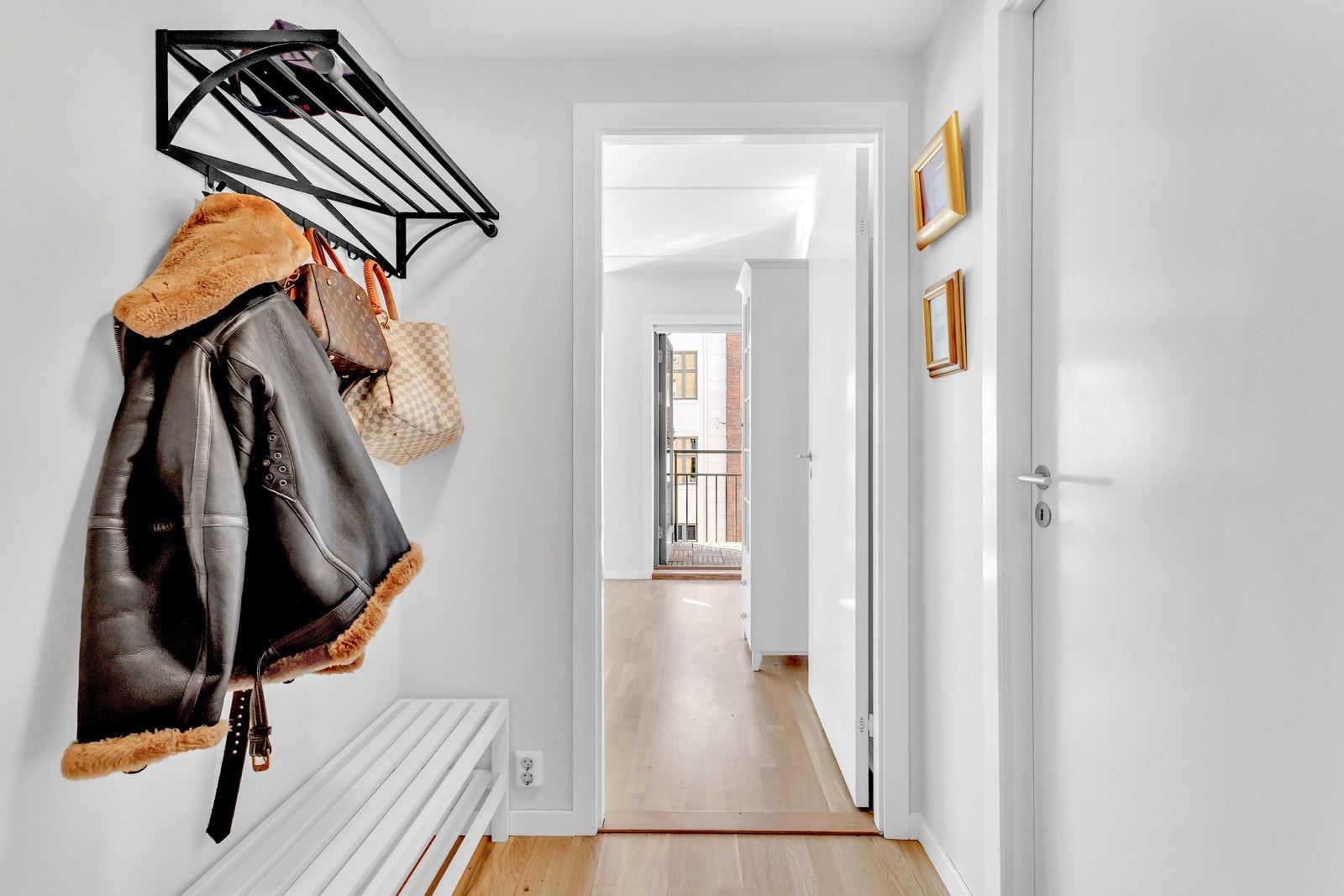 Her kommer du inn til en lys og romslig entré med gode oppbevaringsmuligheter for yttertøy og sko. Galleribilde