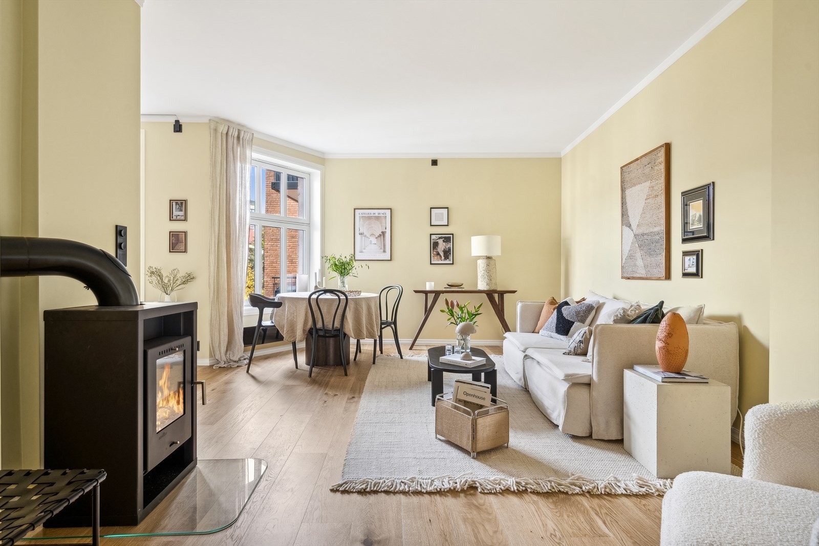 Nyinstallert peisovn som varmer godt på kalde kvelder og skaper en lun atmosfære Galleribilde