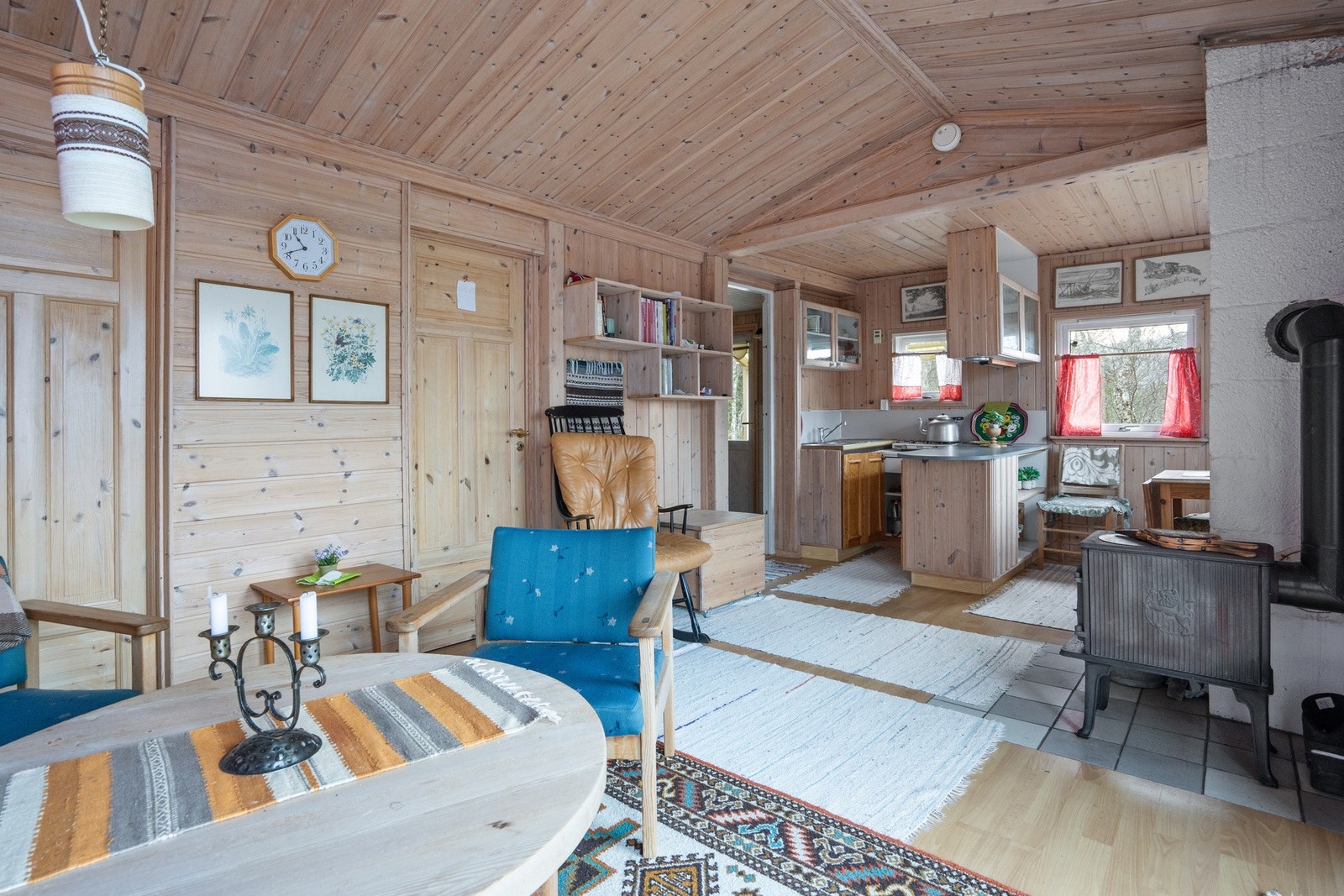 Det er åpen løsning til kjøkkenet. Galleribilde