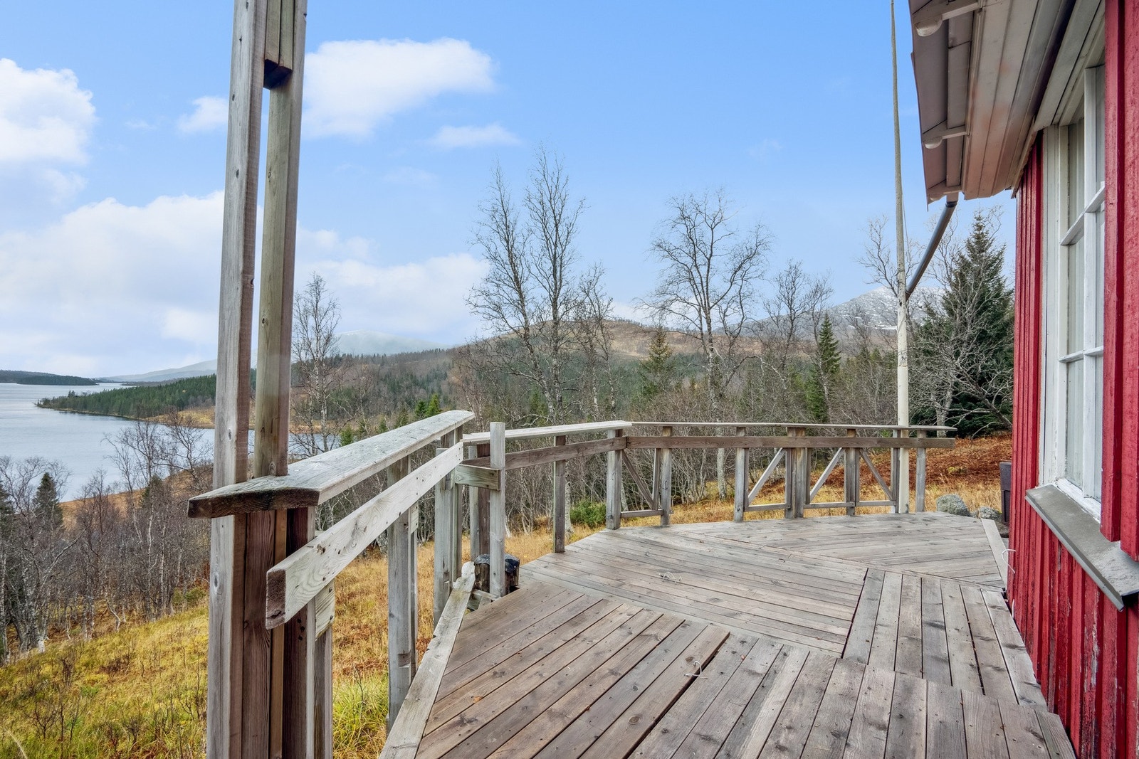 Koselig uteplass som strekker seg over to sider. Galleribilde