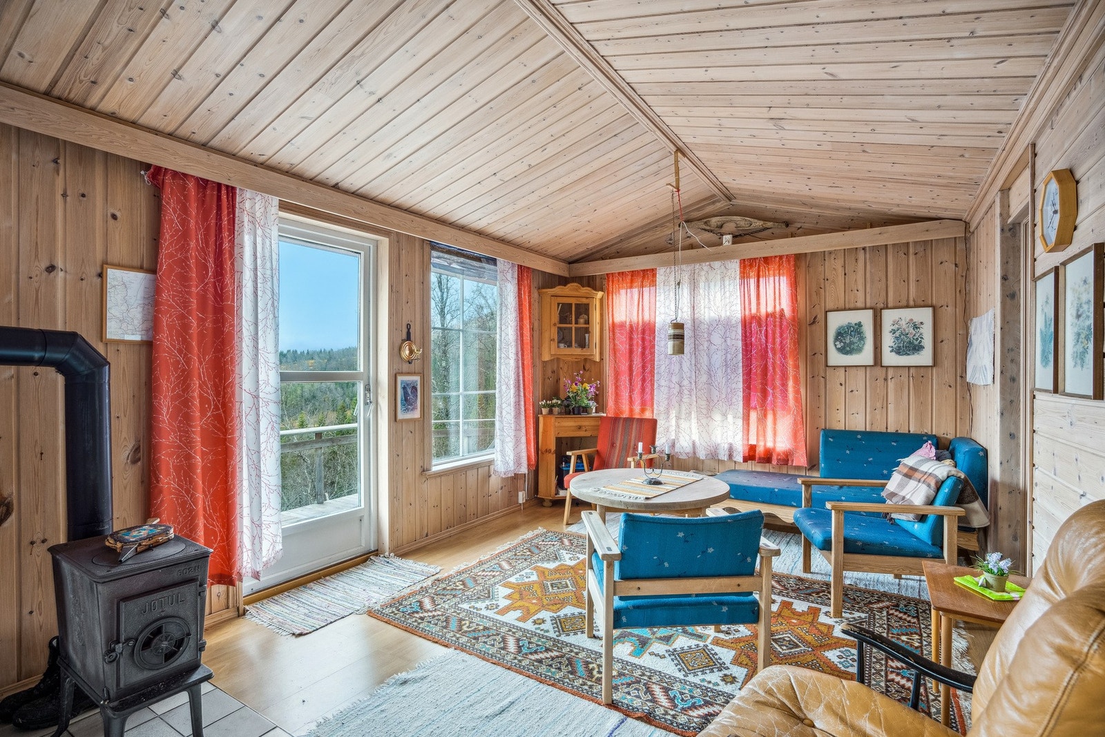 Tradisjonell, eldre hytte med ildsted og enkel standard. Galleribilde