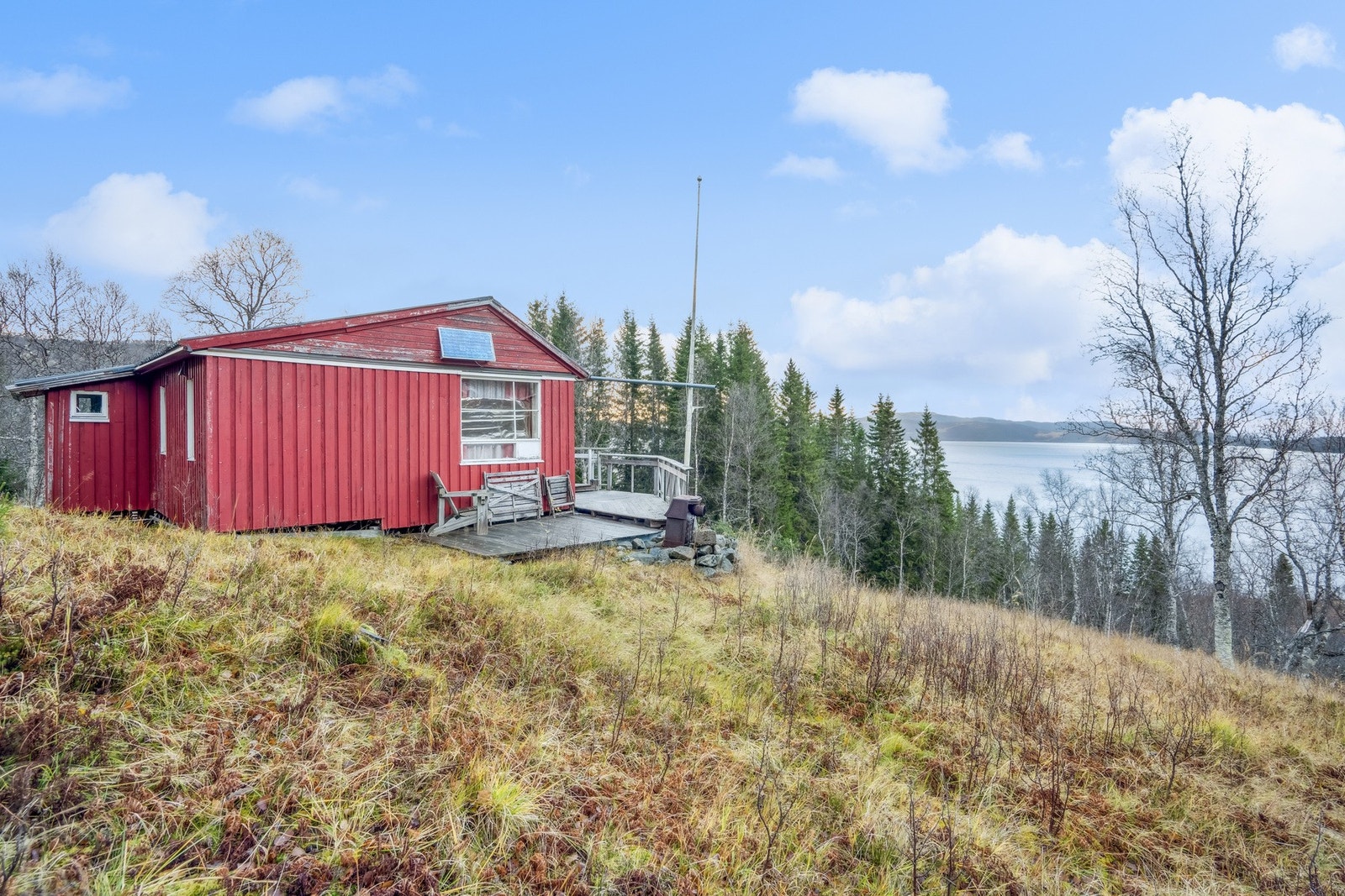 Det medfølger jakt-/fiskerett, rett til brensel, parkering og båtplass ved vannet. Galleribilde