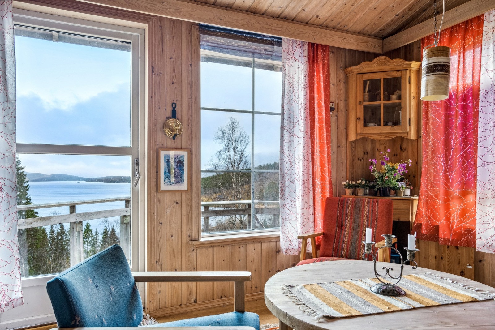 Du kan få koselige stunder her. Legg merke til utsikten over Storvannet. Galleribilde