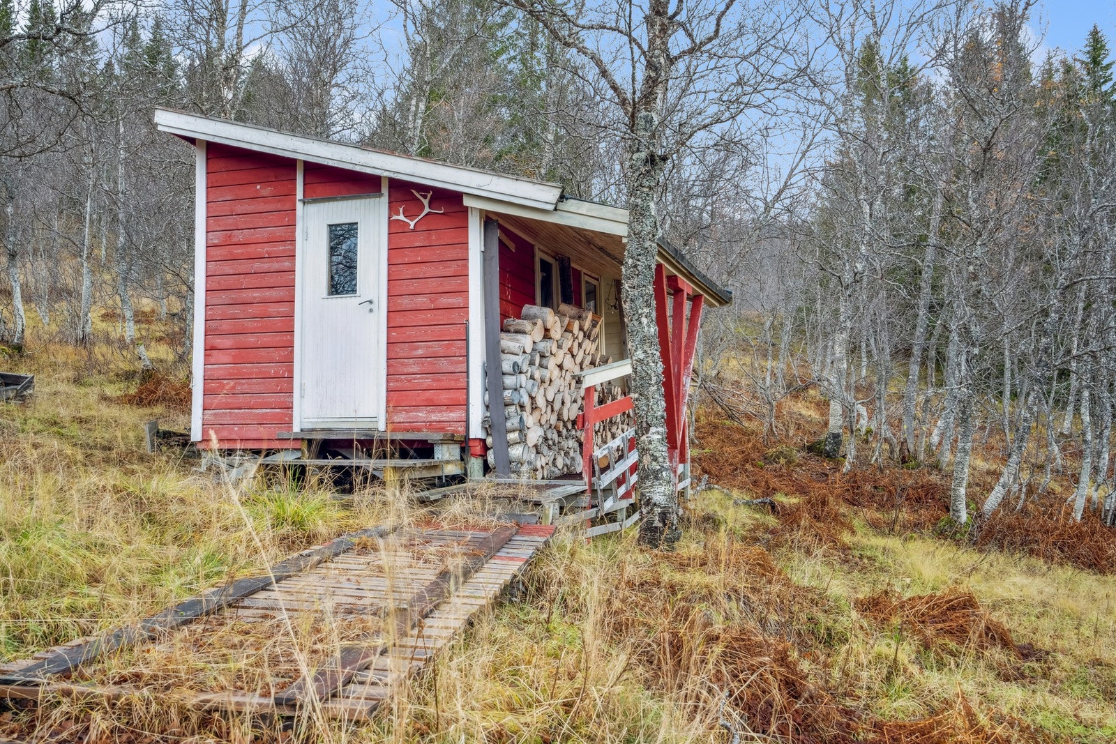 Uthus/vedbod med utedo. Det er medfølgende rett til å hogge brensel på hovedbrukets grunn til hyttebruk. Galleribilde