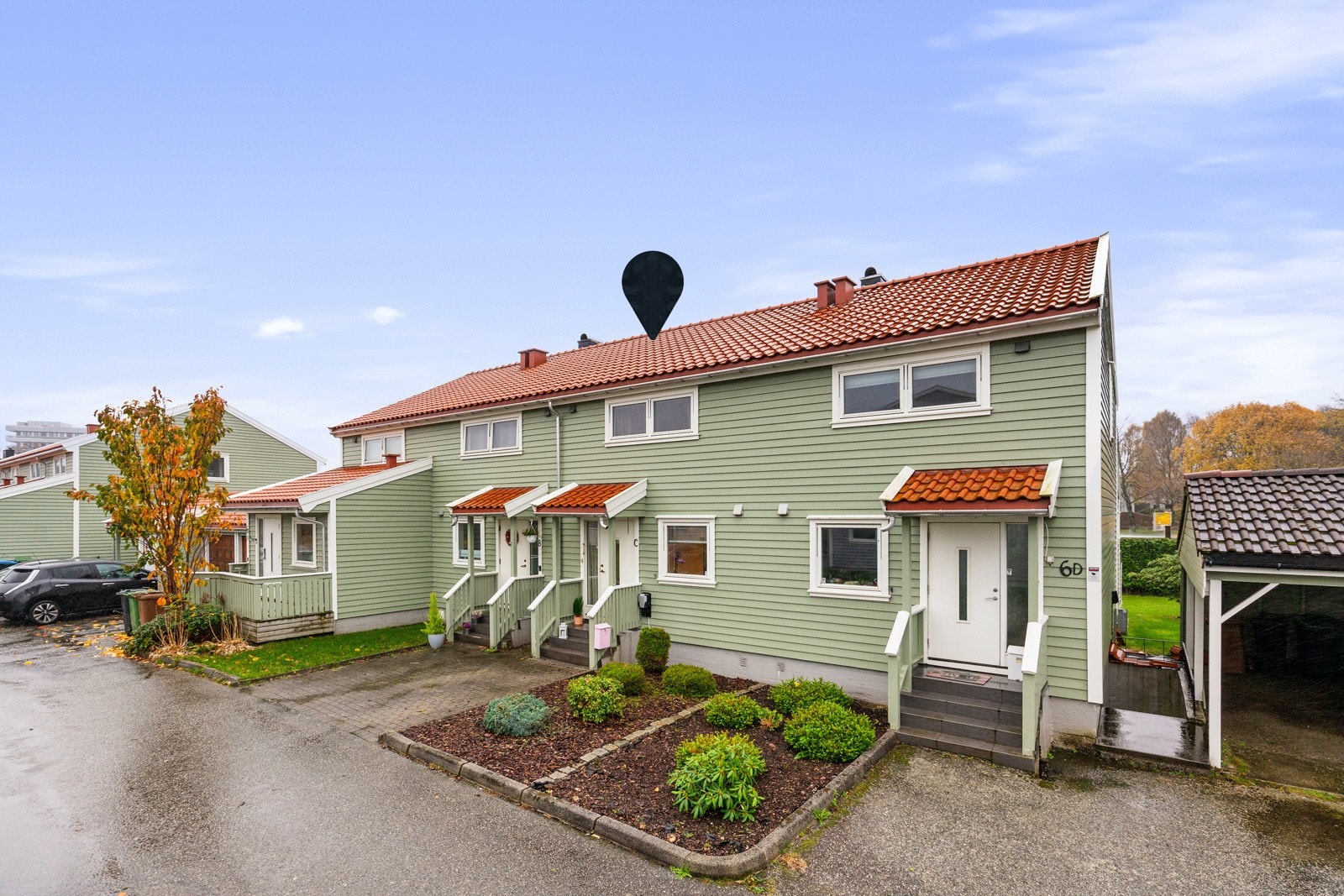 Det er 4 boliger i rekken. Garasjen ligger i bygget til venstre for rekken. Galleribilde
