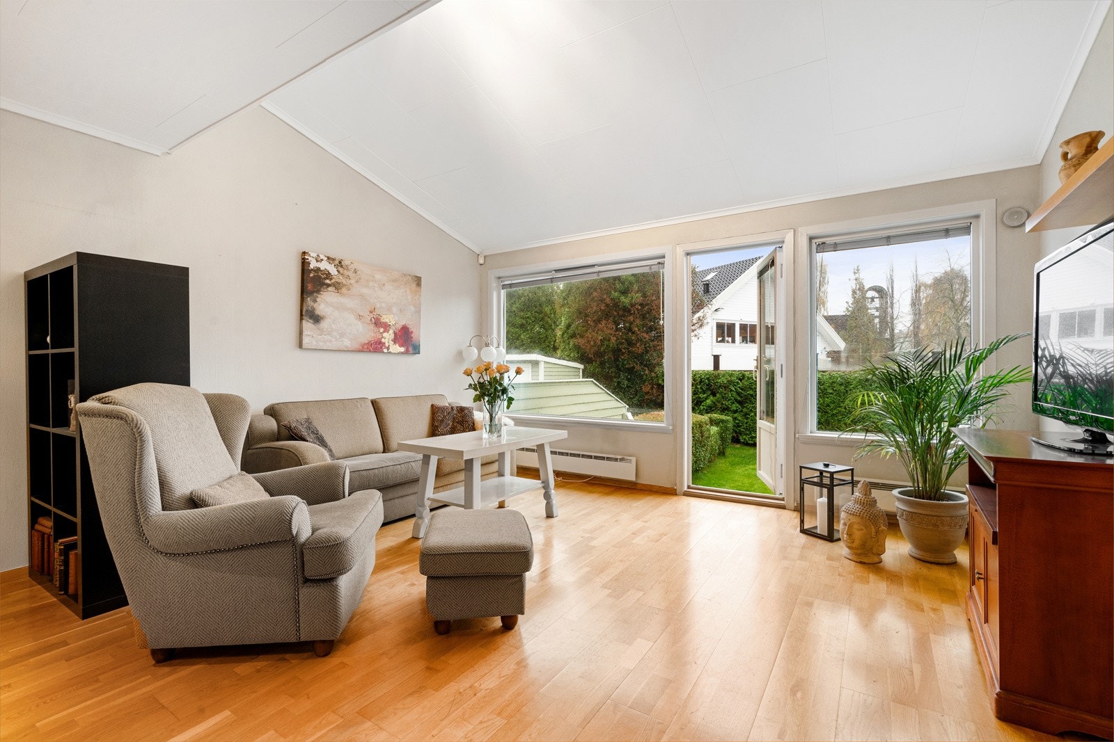 God plass til sofagruppe. Utgang til terrasse og hage. Galleribilde