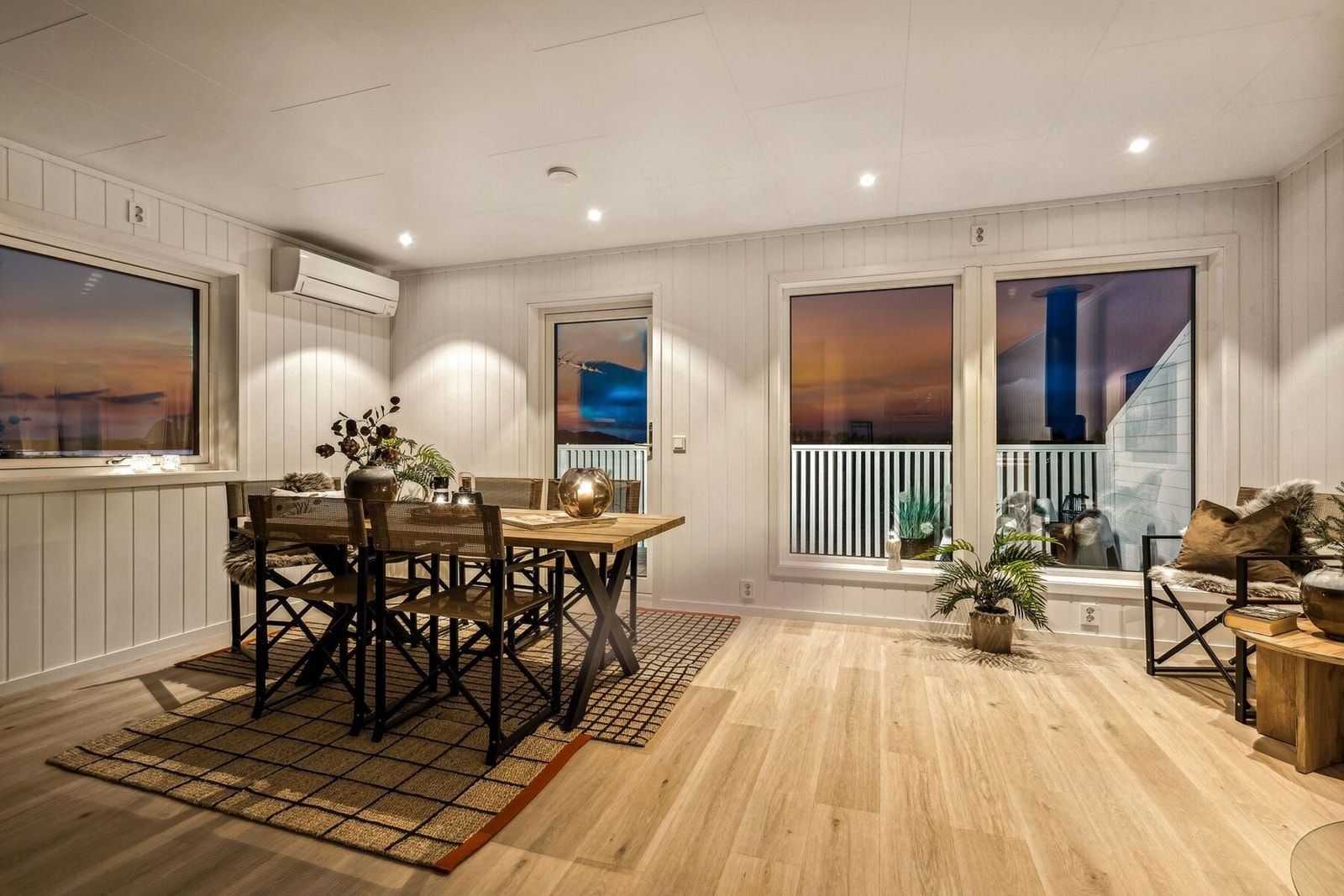 Energieffektiv og moderne bolig oppført i 2024 med god standard og pene materialvalg. (Foto tatt i tilsvarende og speilvendt nabobolig nr. 130, avvik forekommer). Galleribilde