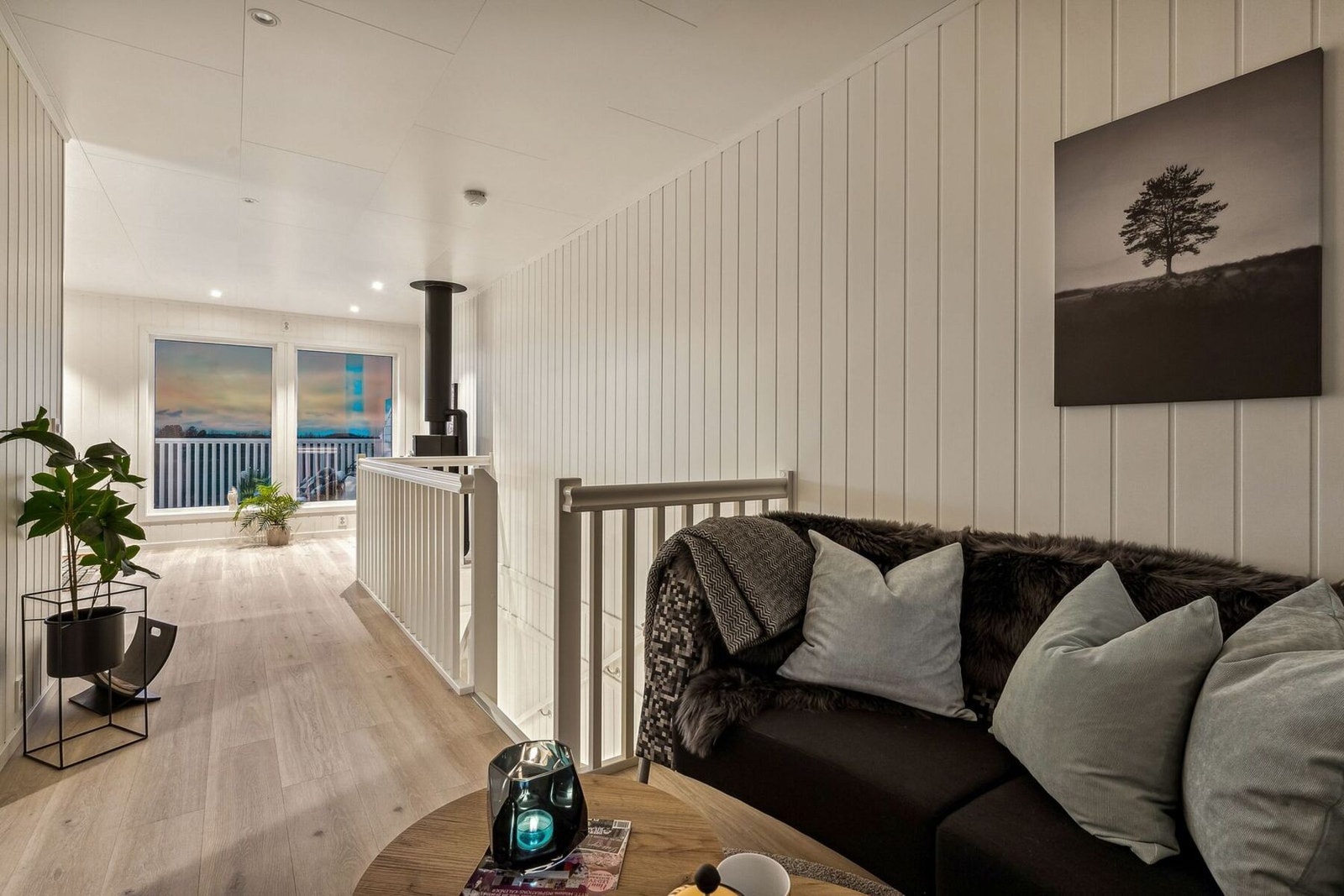 Stua har pent laminatgulv og downlights i himling. (Foto tatt i tilsvarende og speilvendt nabobolig nr. 130, avvik forekommer). Galleribilde