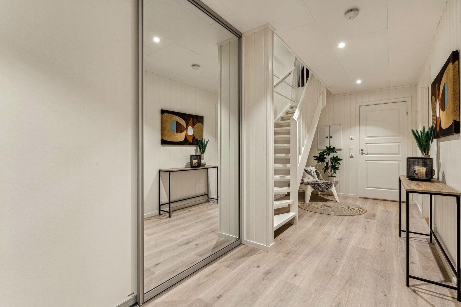 Lys og innbydende entré med praktisk skyvedørsgarderobe. Varme i gulv og downlights i himling. (Foto tatt i tilsvarende og speilvendt nabobolig nr. 130, avvik forekommer). Galleribilde