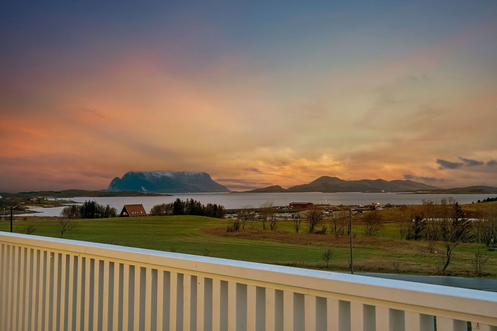 Sandhornøy byr på naturskjønne og magiske omgivelser. (Foto tatt i tilsvarende og speilvendt nabobolig nr. 130, avvik forekommer). Galleribilde