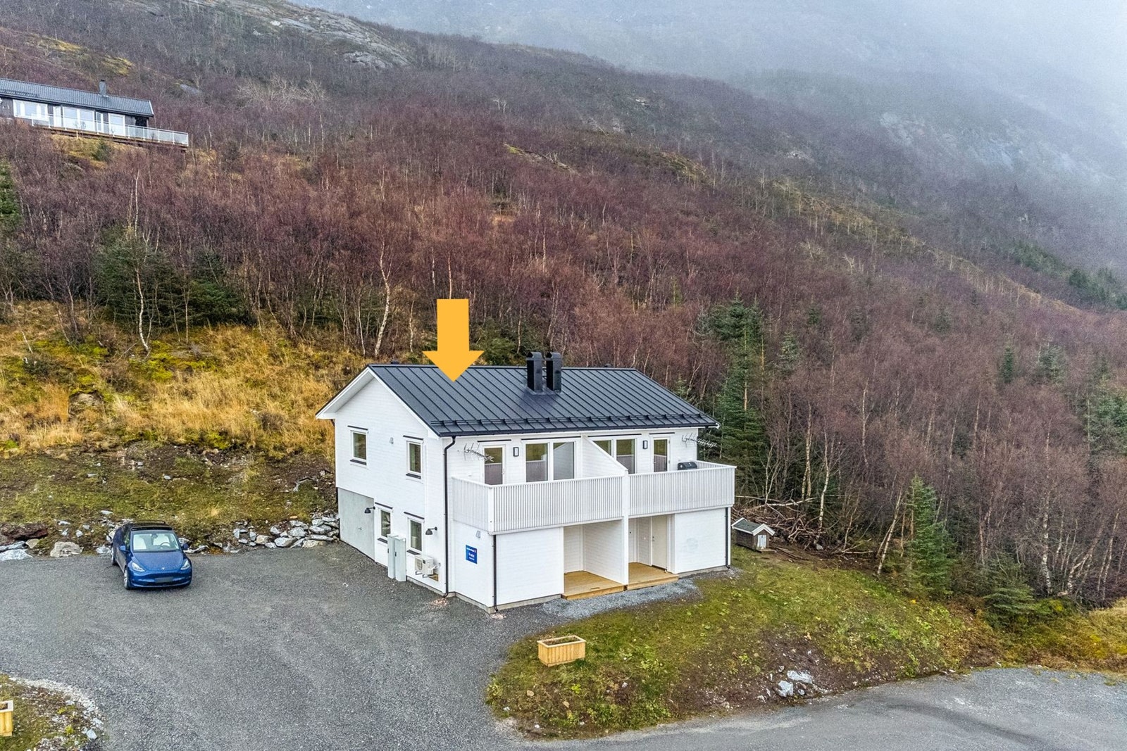Nyoppført og moderne halvpart av tomannsbolig oppført i 2024, som går over to plan.
Parkering på sameiets fellestomt. Galleribilde