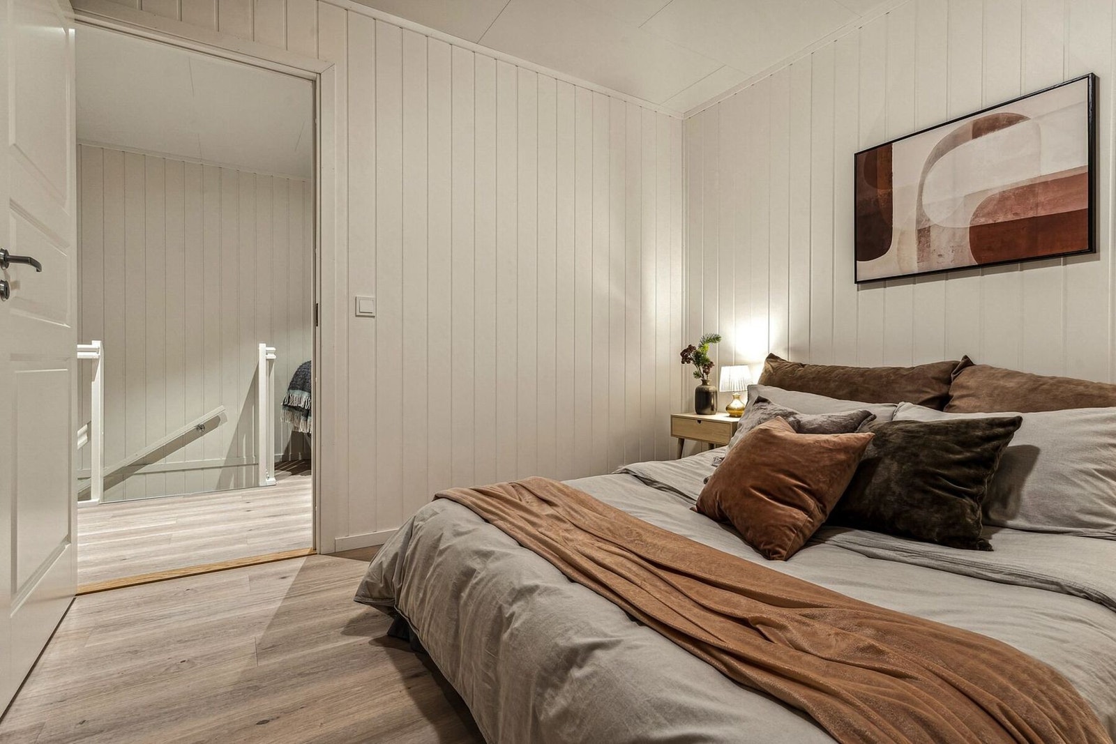 Dersom man ikke har behov for alle 3 soverommene, kan dette også brukes som ekstra tv-stue. (Foto tatt i tilsvarende og speilvendt nabobolig nr. 130, avvik forekommer). Galleribilde