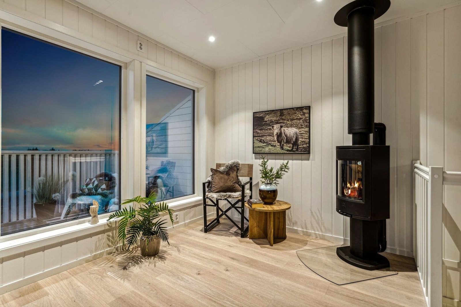 Fin plass å sette godstolen og nyte varmen fra peisen! (Foto tatt i tilsvarende og speilvendt nabobolig nr. 130, avvik forekommer). Galleribilde