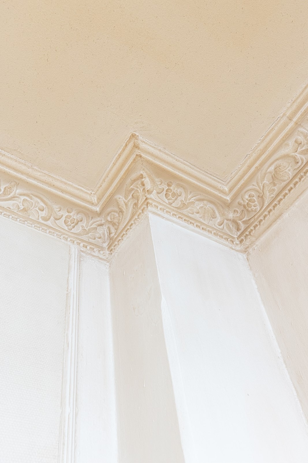 Leiligheten har to boder. En loftsbod på ca. 2 m² (skråtak, større gulvareal), og en kjellerbod på ca. 10 m². Galleribilde