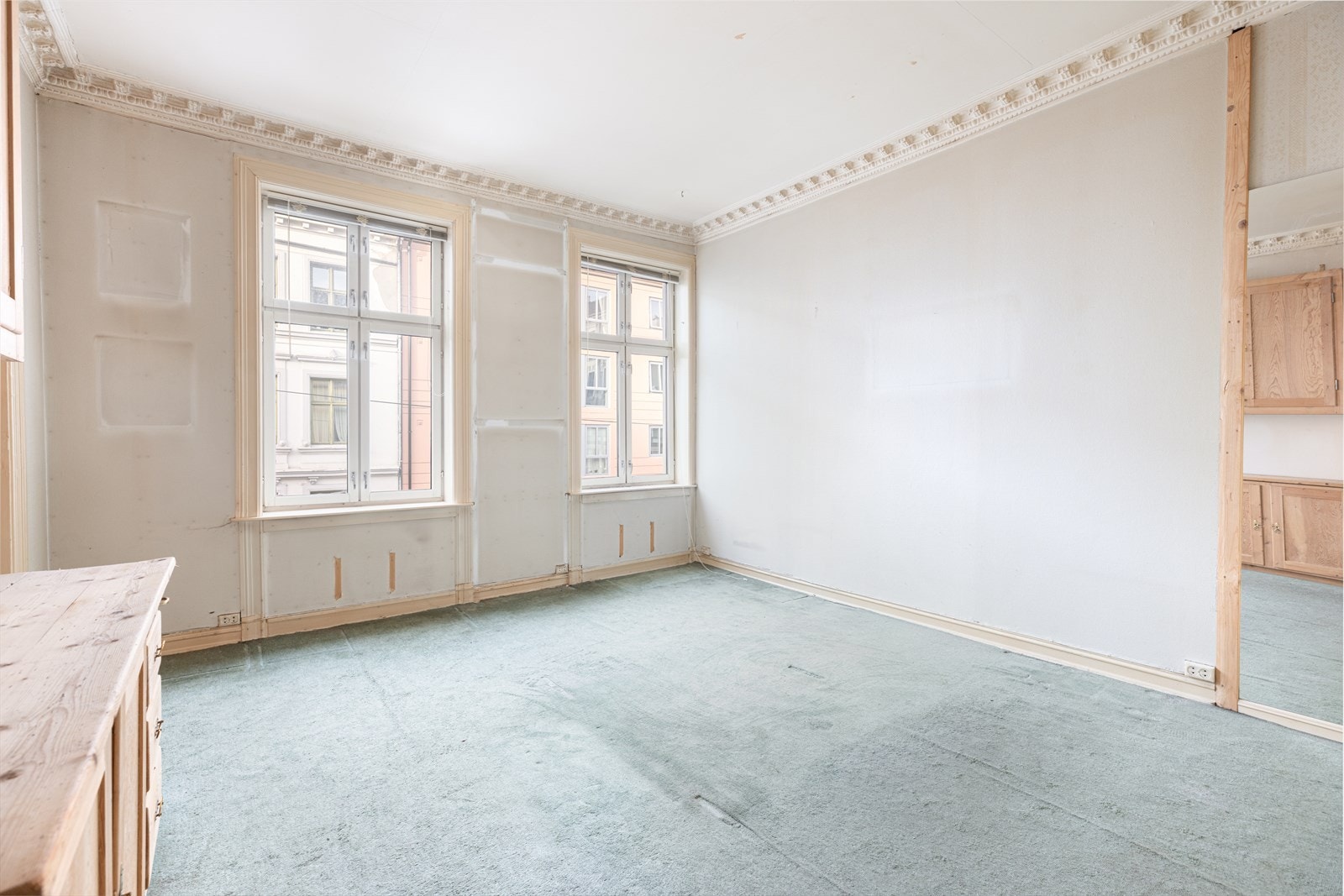 Hovedsoverom. 2 store vinduer som skaper en lys atmosfære. Galleribilde