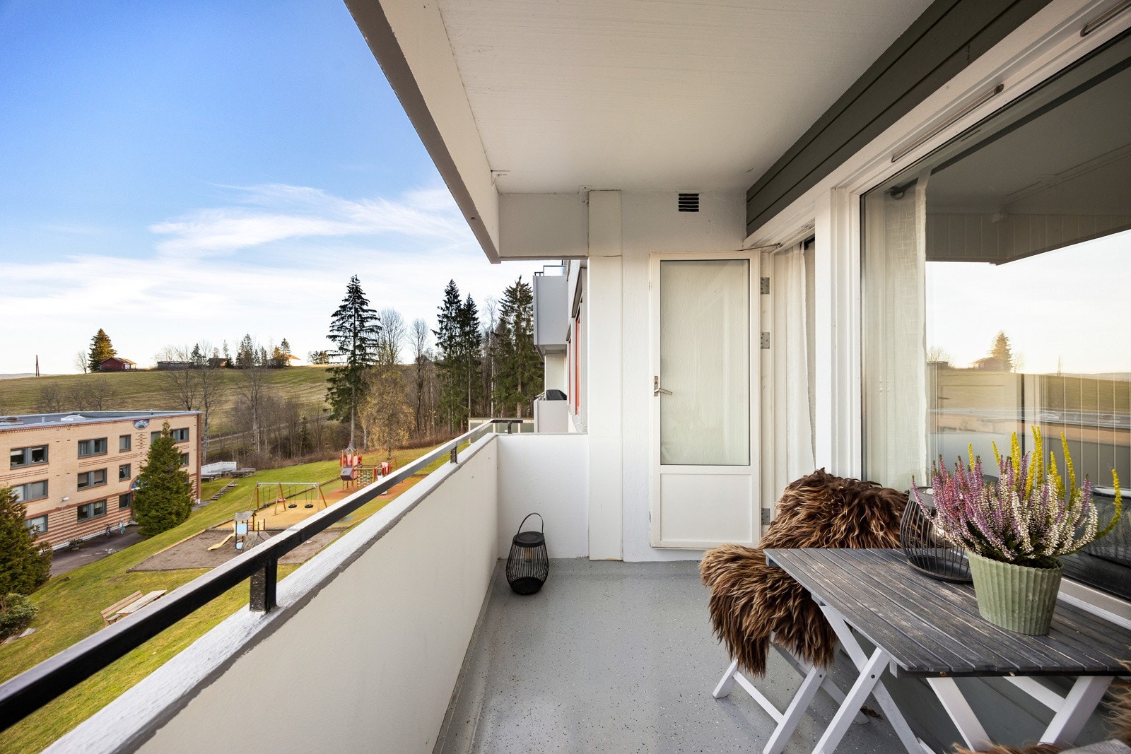 På balkongen kan man sitte i ro og mak mens man skuer utover naturskjønne omgivelser, eller om været tillater; nyte både frisk luft og morgen-/formiddagssol. Galleribilde