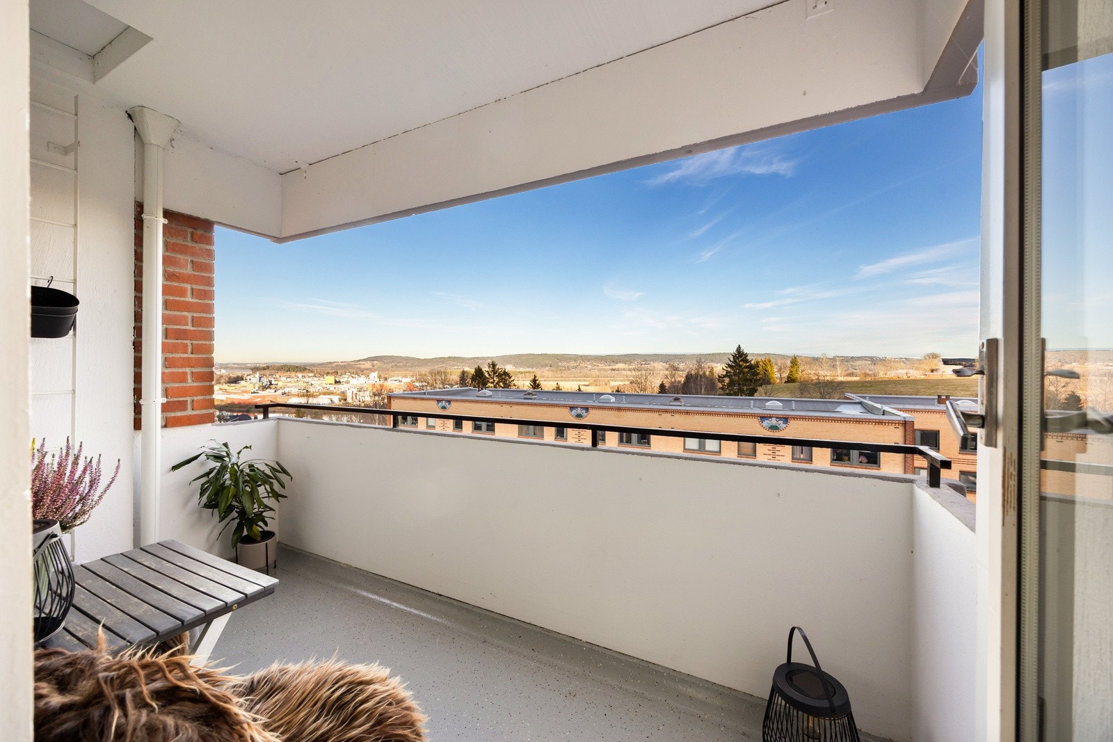 Boligen ligger fint til i 3. etasje, og byr på en trivelig og langstrakt utsikt fra balkongen, samt mot borettslagets fine fellesområder. Galleribilde