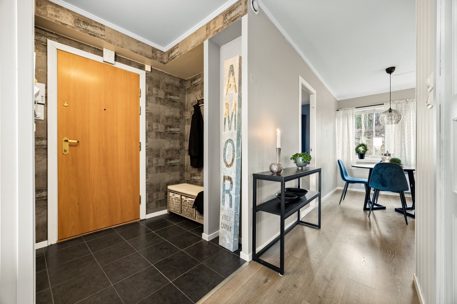 Vel innenfor dørstokken blir man møtt av en tiltalende entré som gir et godt og riktig førsteinntrykk av leiligheten. Galleribilde