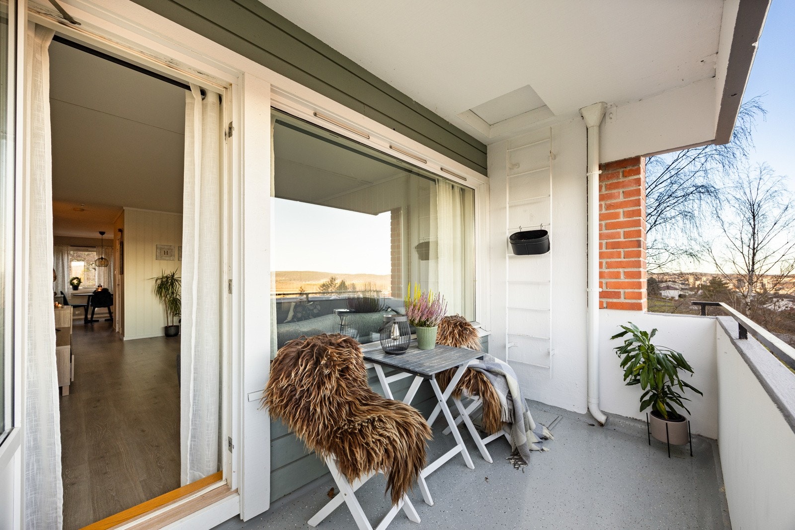 På balkongen er det plass til sittegruppe, grill og beplanting, etter eget ønske. Galleribilde