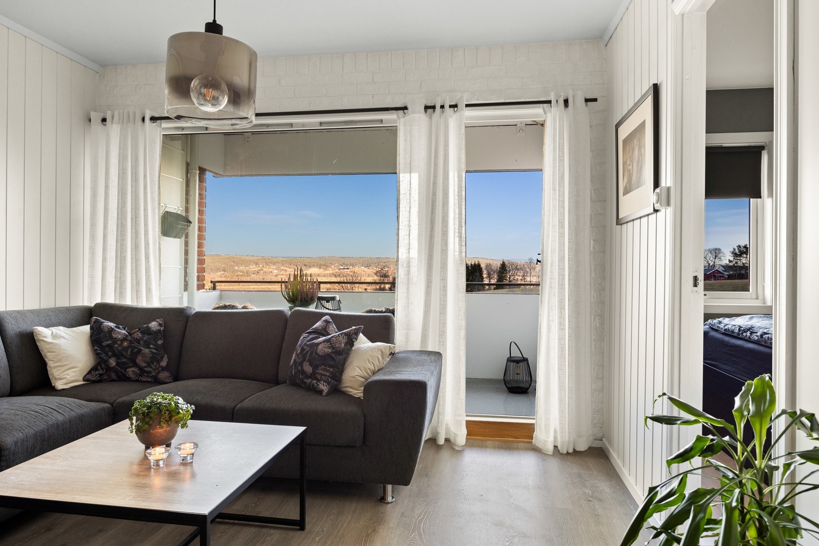 Fra oppholdsrommet er det utgang til en overbygd balkong på 6 kvm. Galleribilde