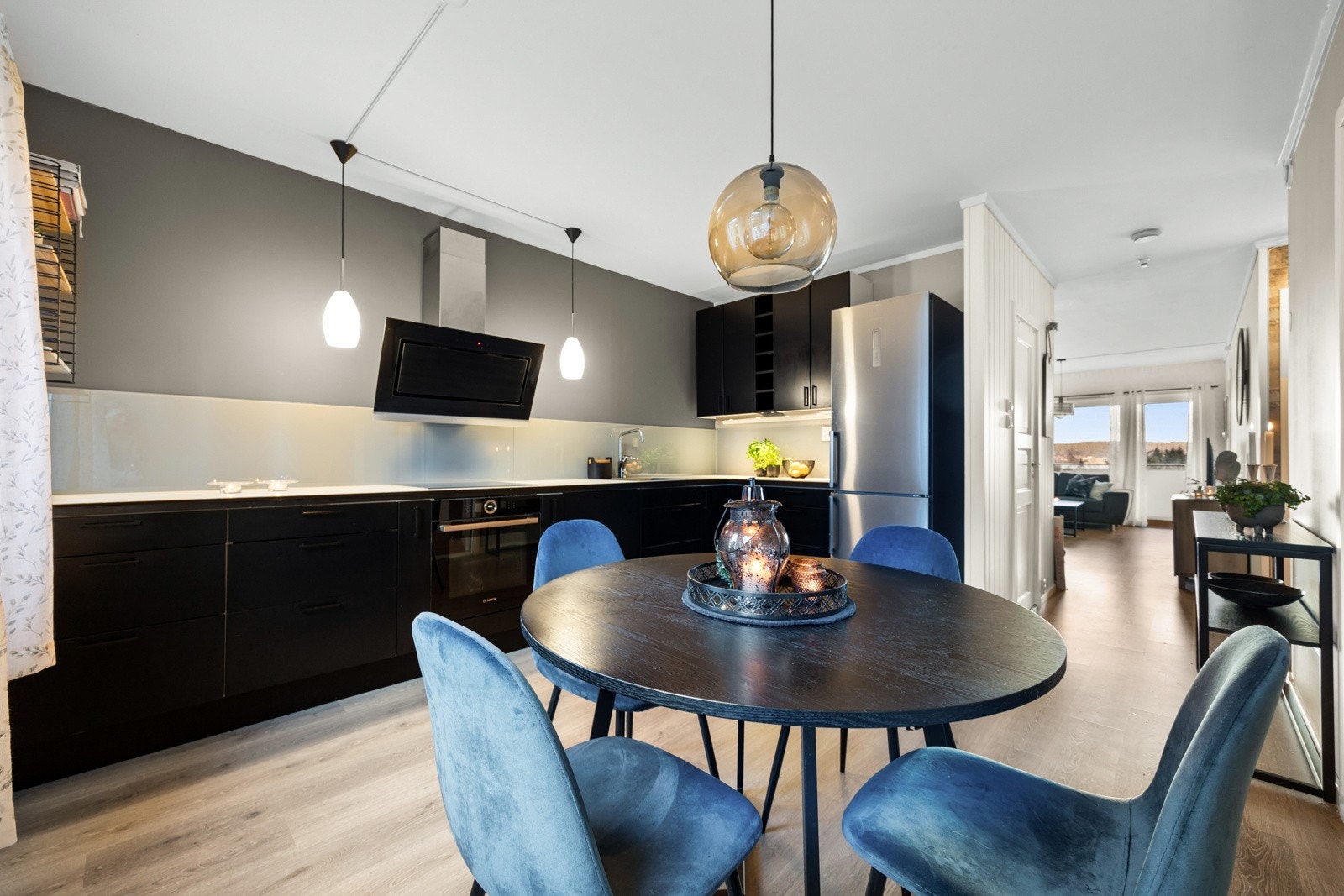 På kjøkkenet er det god plass til et koselig spisested. Galleribilde