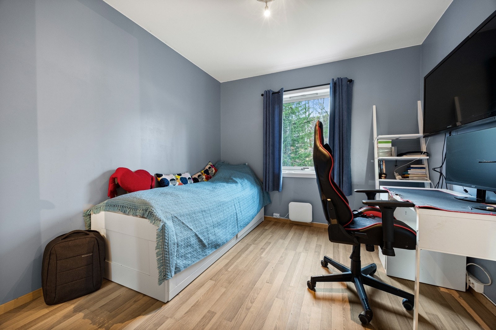 Soverom 2 har god plass til seng og tilhørende soveromsmøbler. Galleribilde