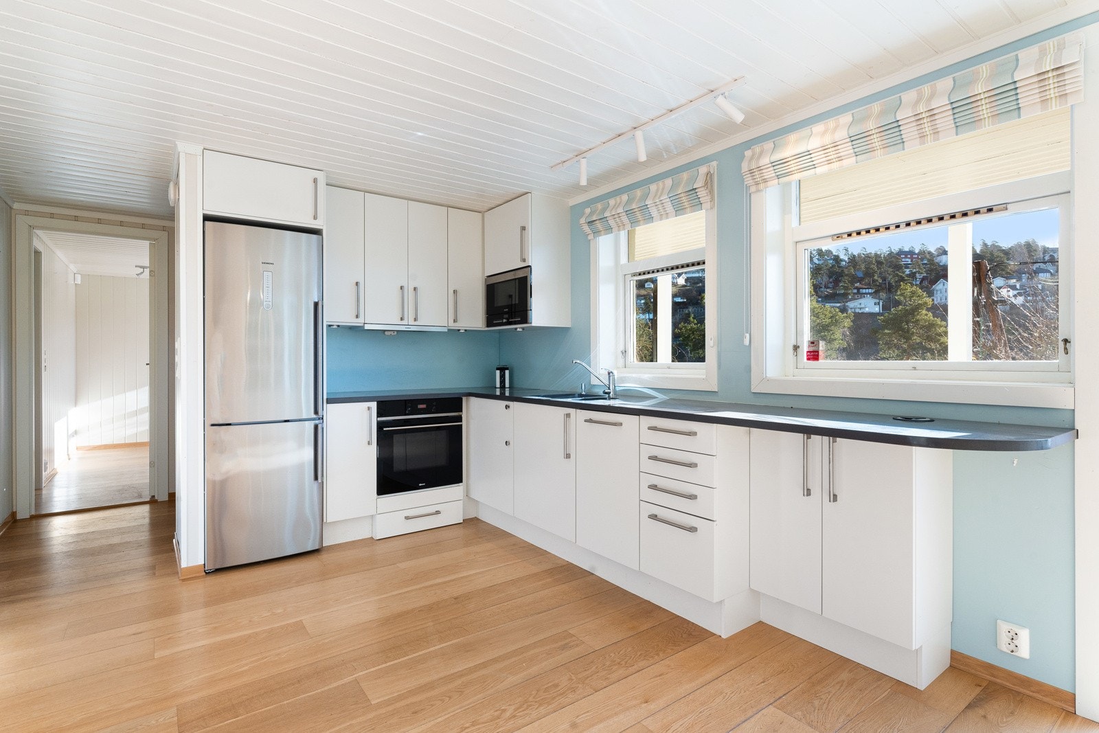 Romslig kjøkken fra 2010 med integrete hvitevarer Galleribilde