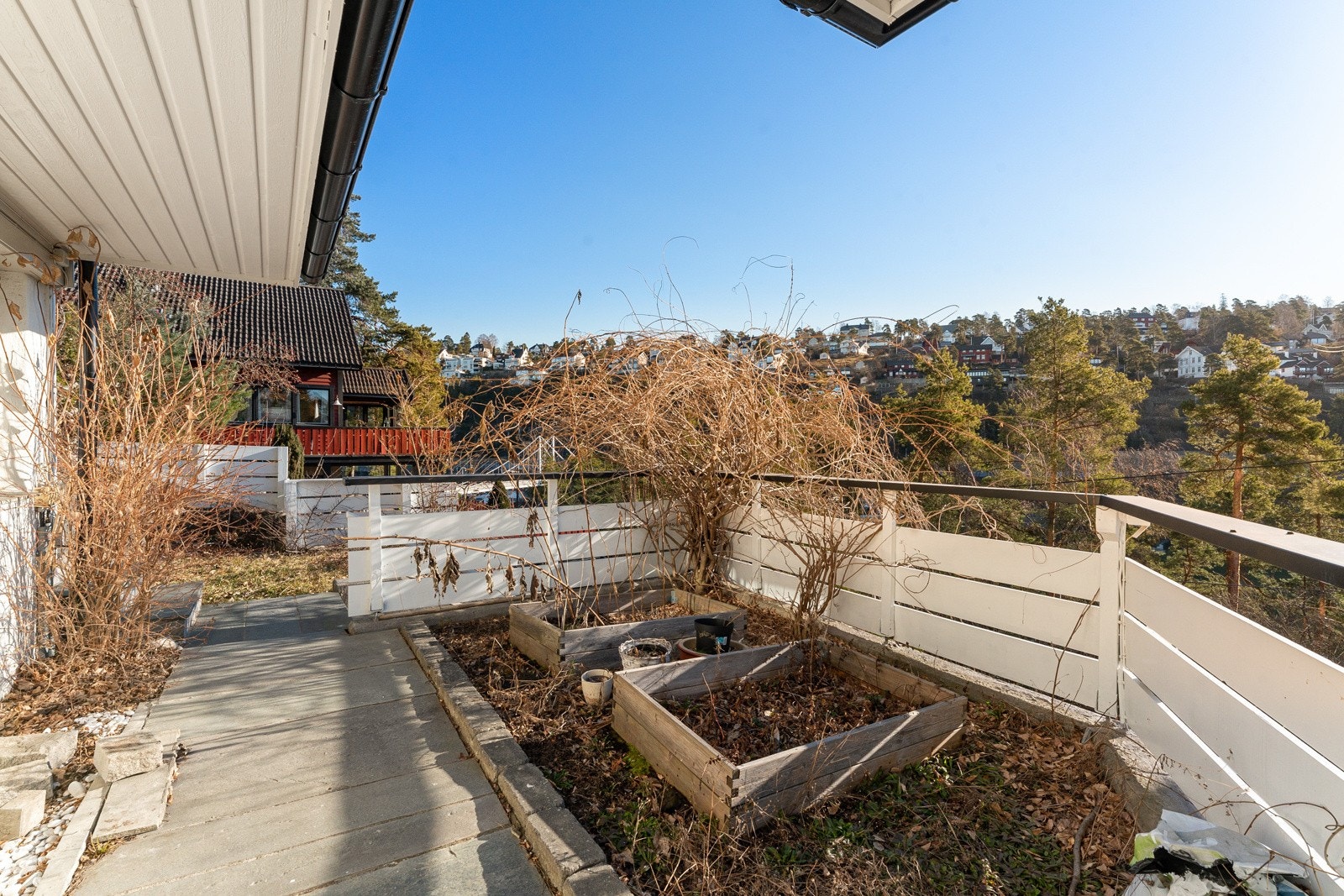 Uteplass med utsqikt og gode solforhold Galleribilde