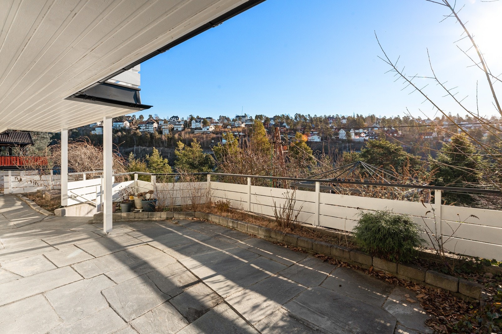 Flott terrasse med god plass til diverse sittegrupper Galleribilde