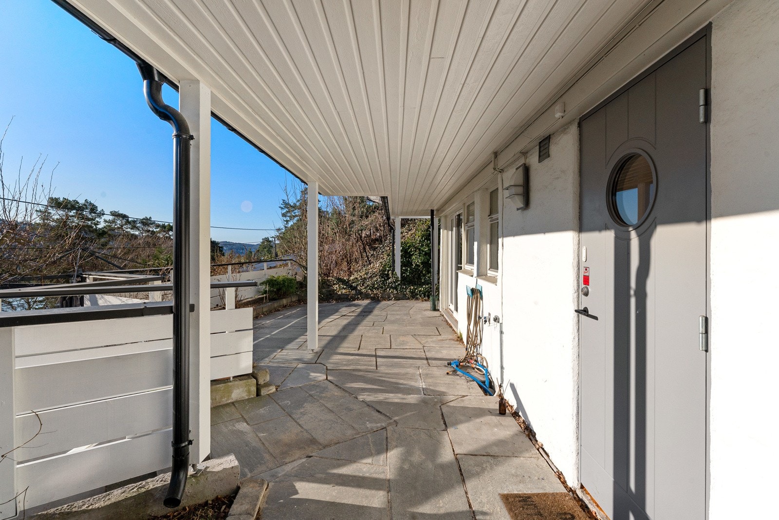 Solrik terrasse til ca 18:00 på sommeren Galleribilde