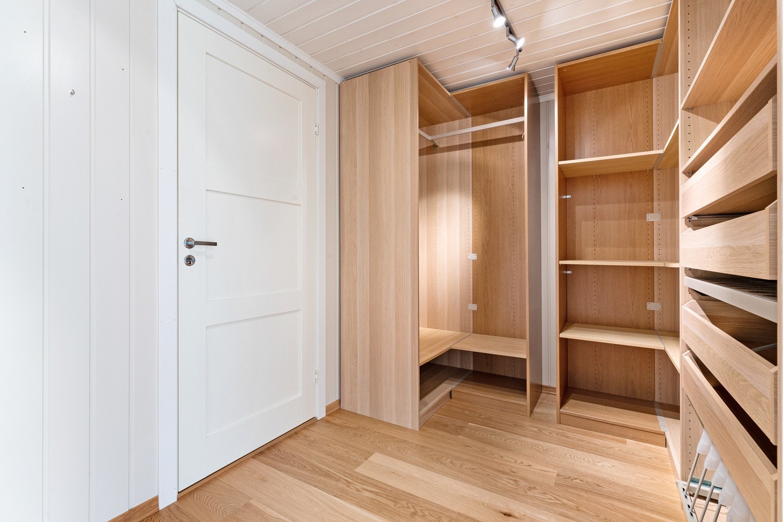 Egen garderobe tilknyttet hovedsoverommet Galleribilde