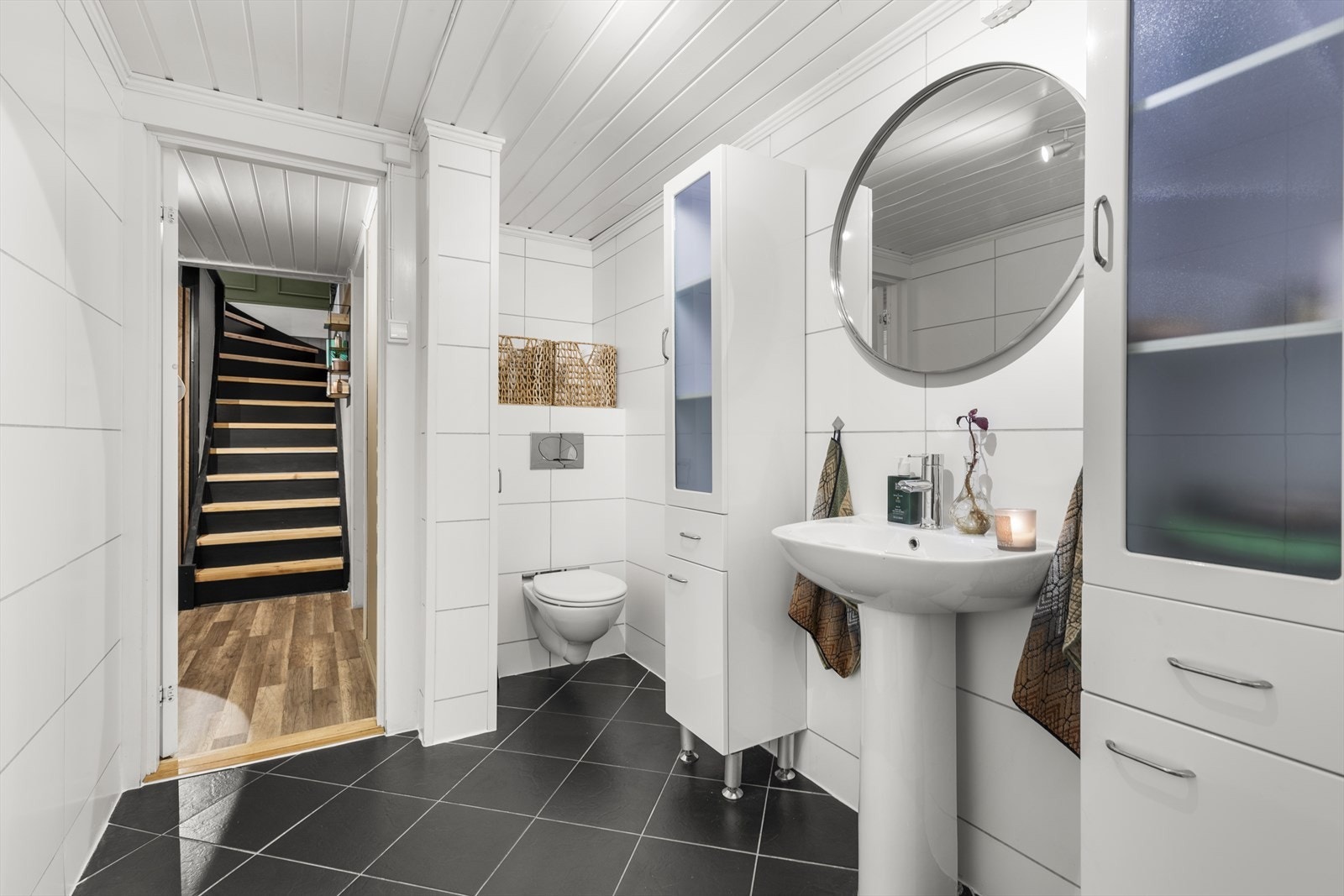 Det er elektriske varmekabler på gulvet og elektrisk styrt vifte. Galleribilde