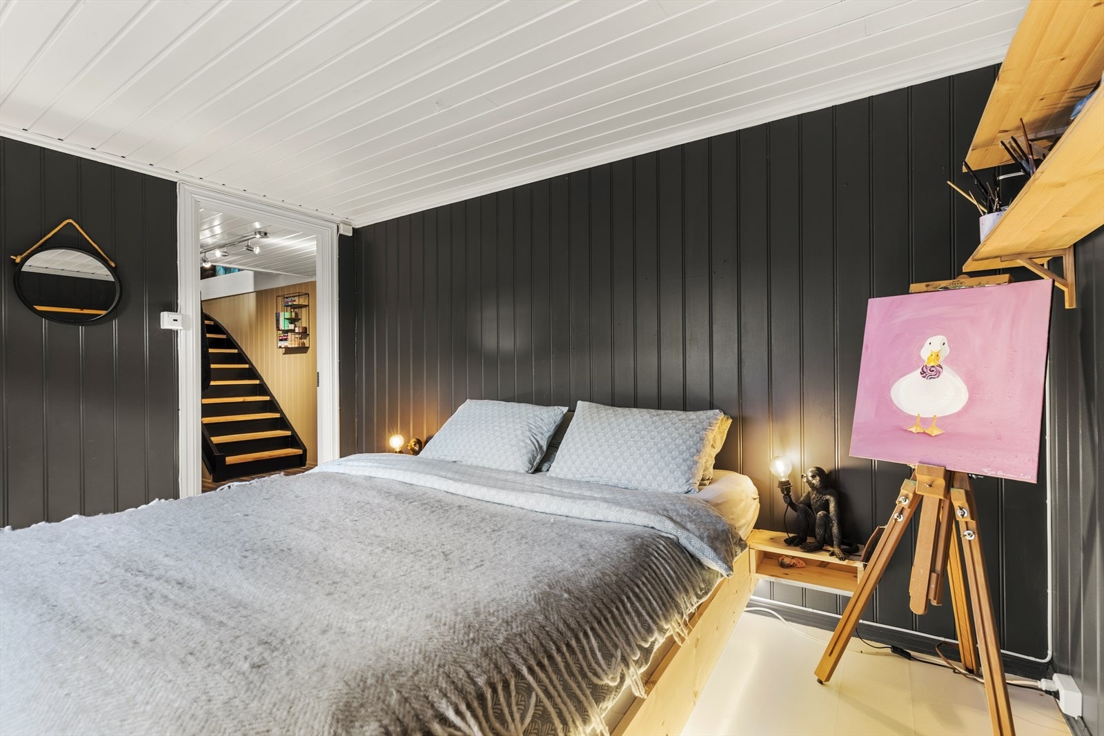 Rommet er har malte panelplater og laminat gulv. Galleribilde