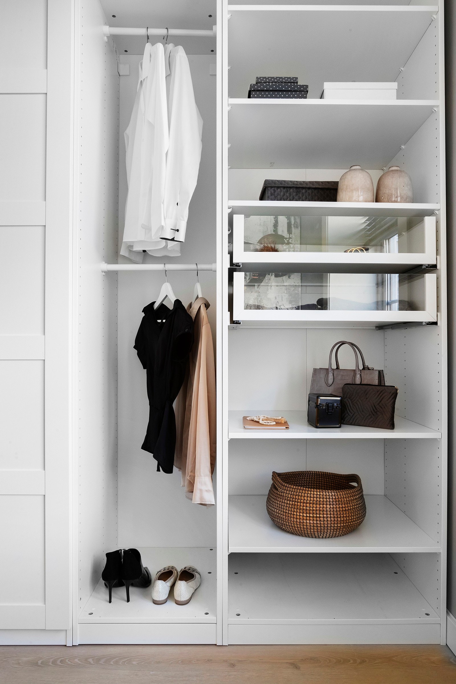 Innholdsrik og praktisk garderobeløsning i det ene soverommet Galleribilde