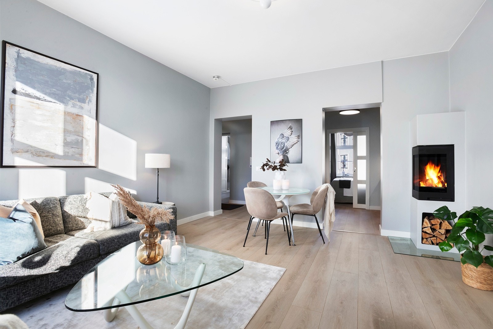 Stue med med god plass for både spisebord og salong Galleribilde