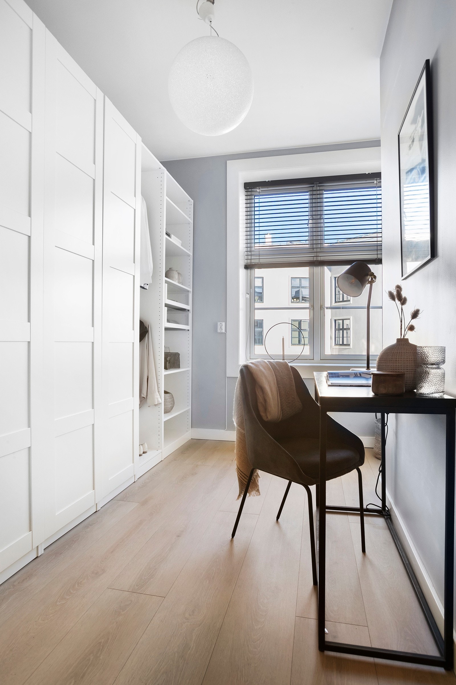 Soverom 2 - Stor lagringsplass i garderobeseksjon som går langs hele den ene veggen Galleribilde