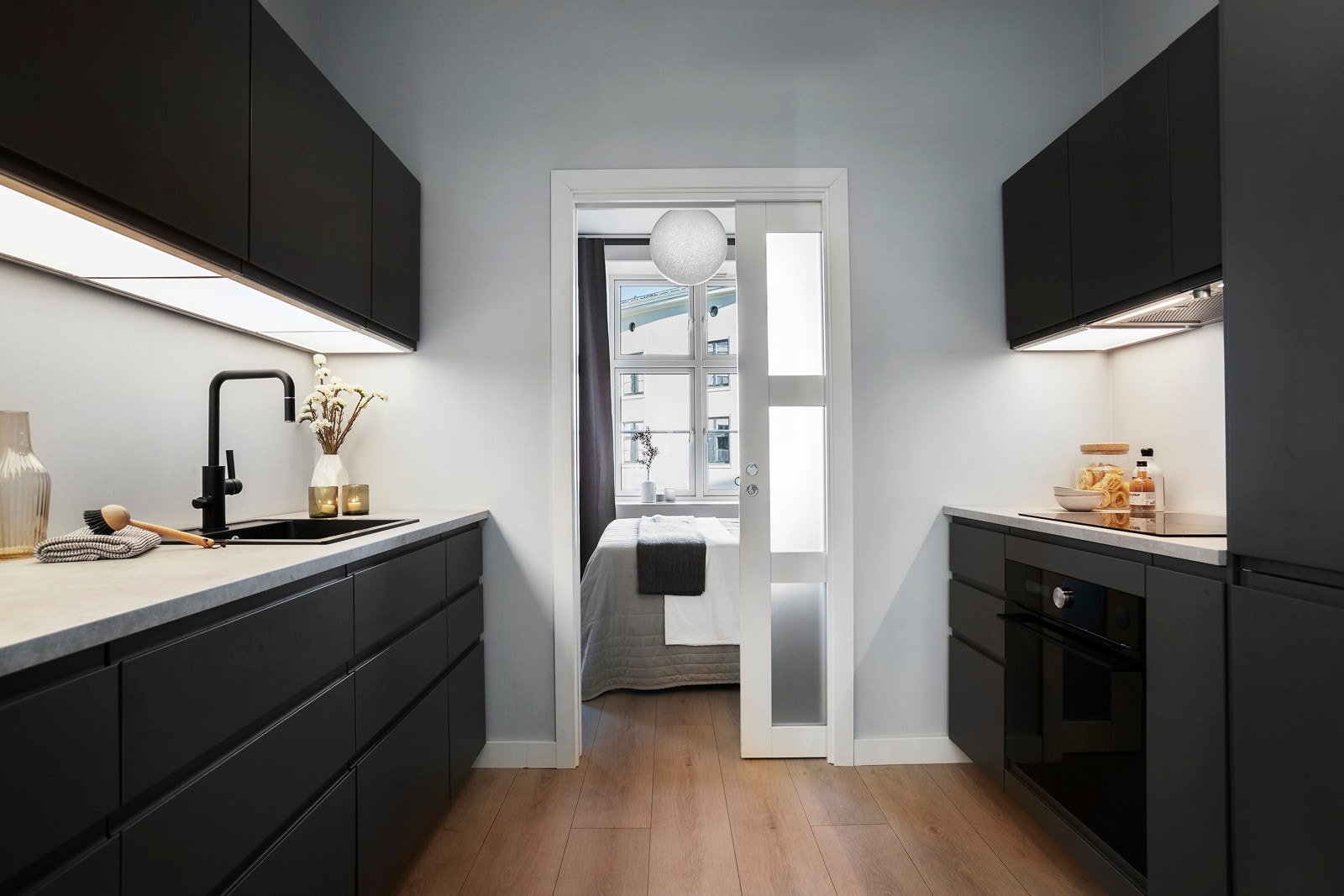 Kjøkken - Stilfull, innholdsrik innredning med integrerte hvitevarer Galleribilde