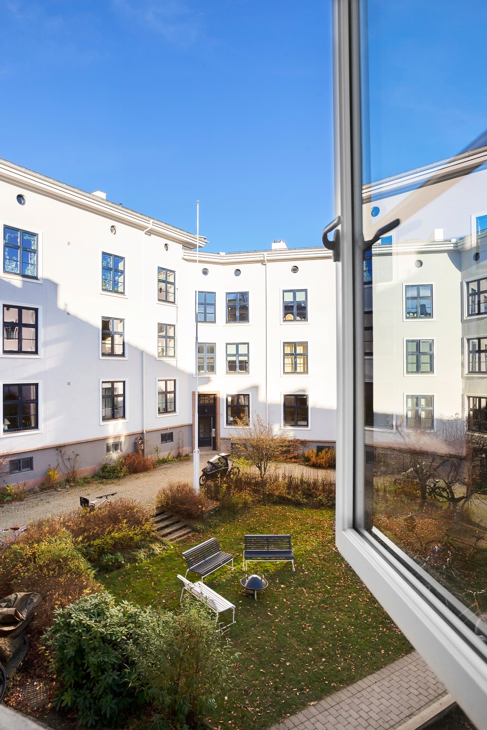 Begge soverommene veder ut mot hyggelig indre gårsrom. Galleribilde