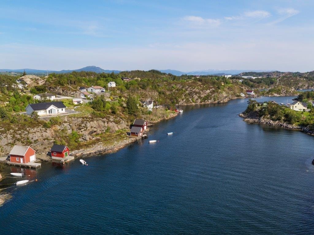 Tomten finner du i maritime omgivelser nord på Askøy. Galleribilde