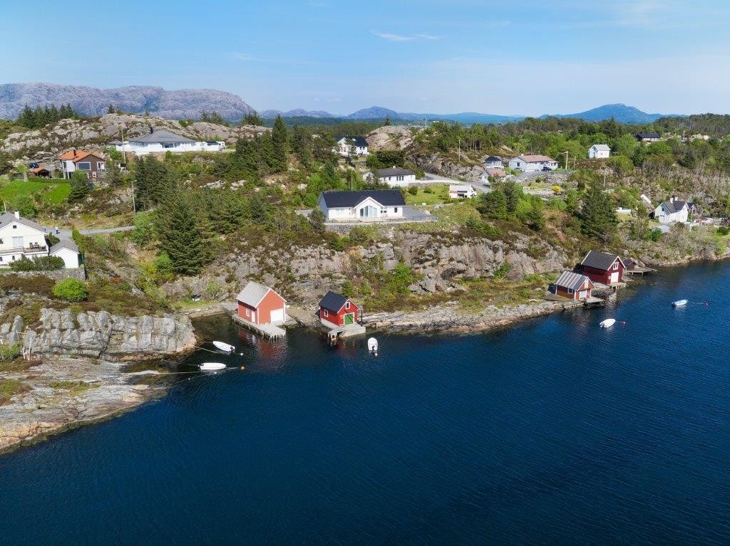 Eiendommen har sin egen lille badestrand og båtplass/båtfeste. Galleribilde