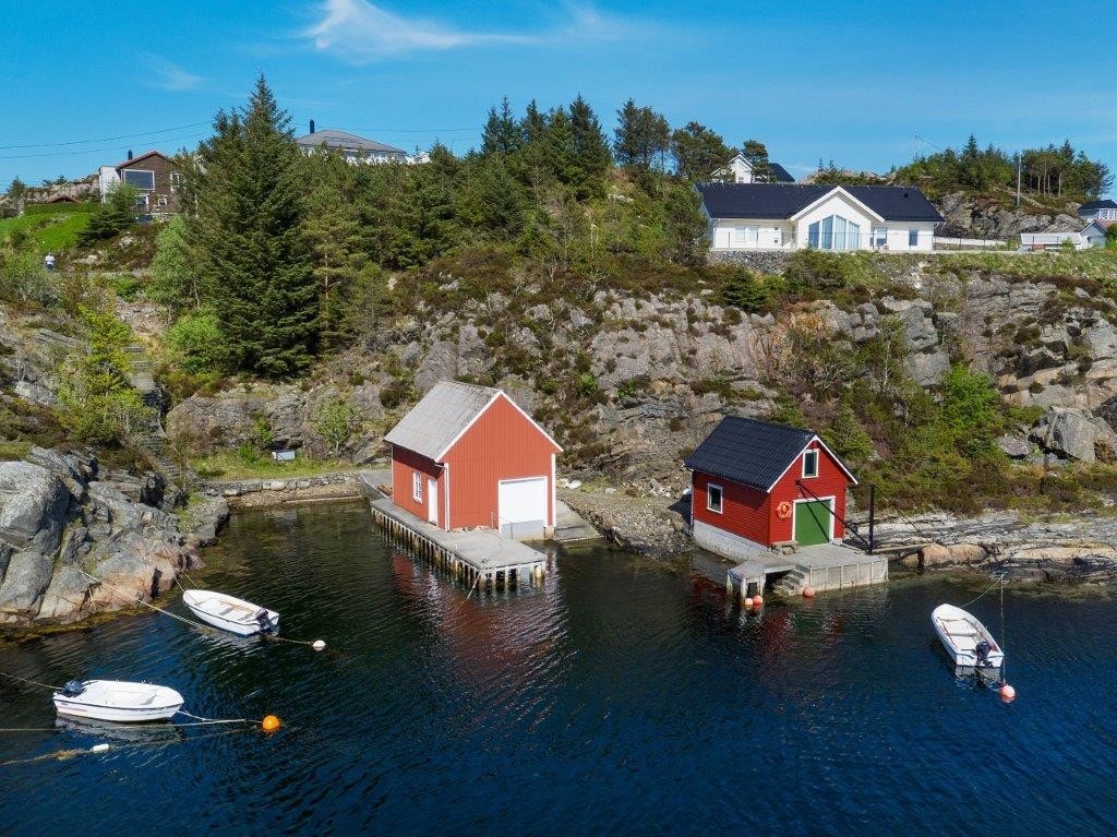 Tomten er delt i to tilnærmet like store deler og er til sammen 3434 kvm. Den ene delen grenser til sjø (til venstre for naustene på bildet) Galleribilde