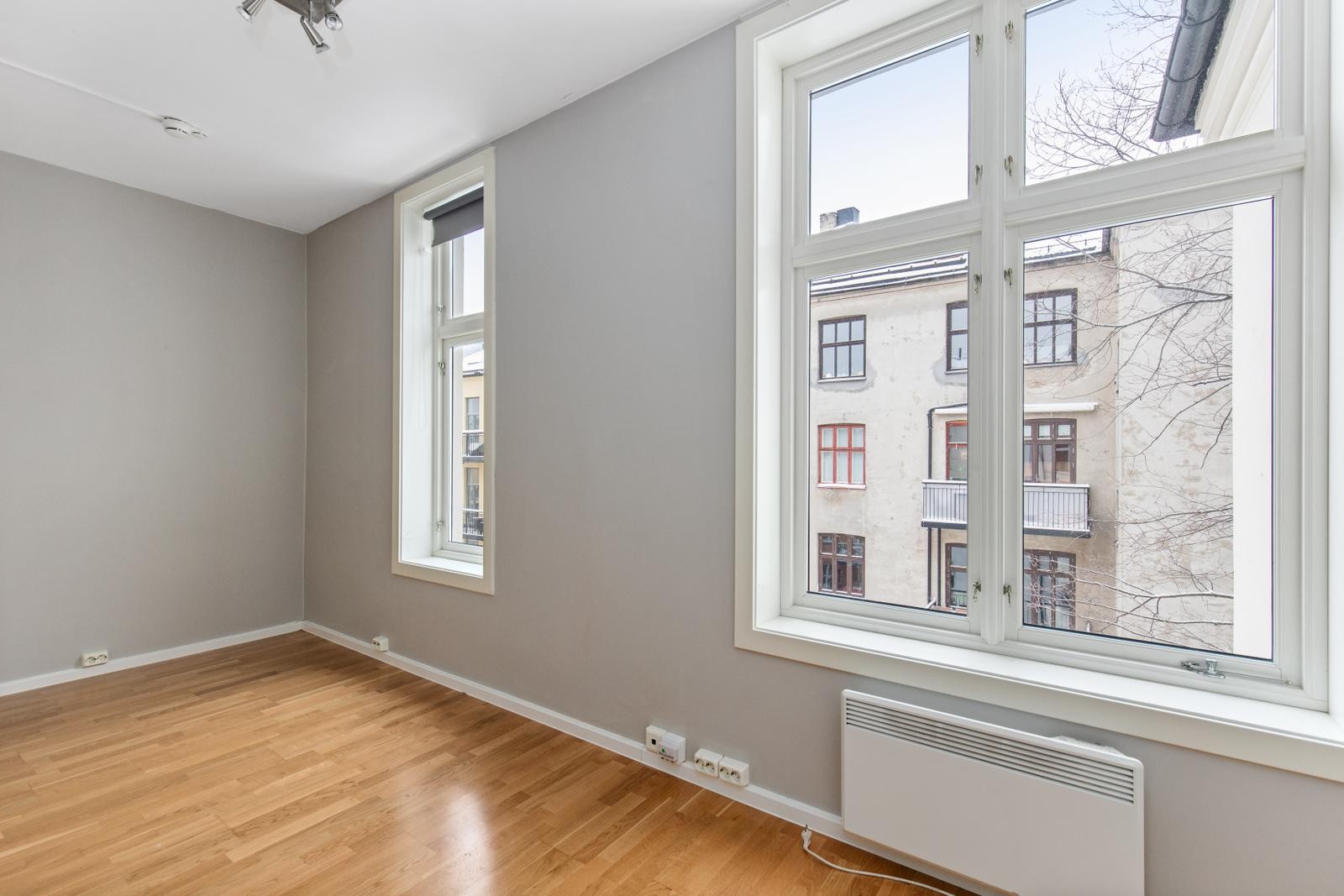 Stue med vinduer ut mot bakgård Galleribilde